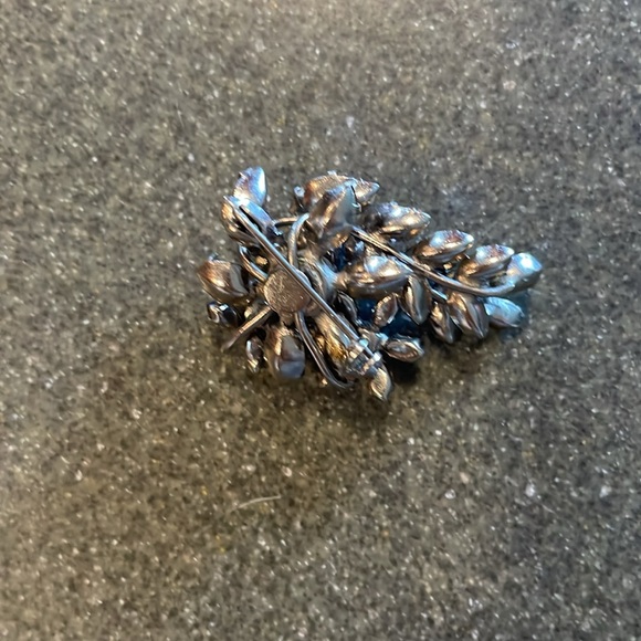 Vintage Purple and white rhinestone vine of grapes shaped elegant brooch - Picture 3 of 3